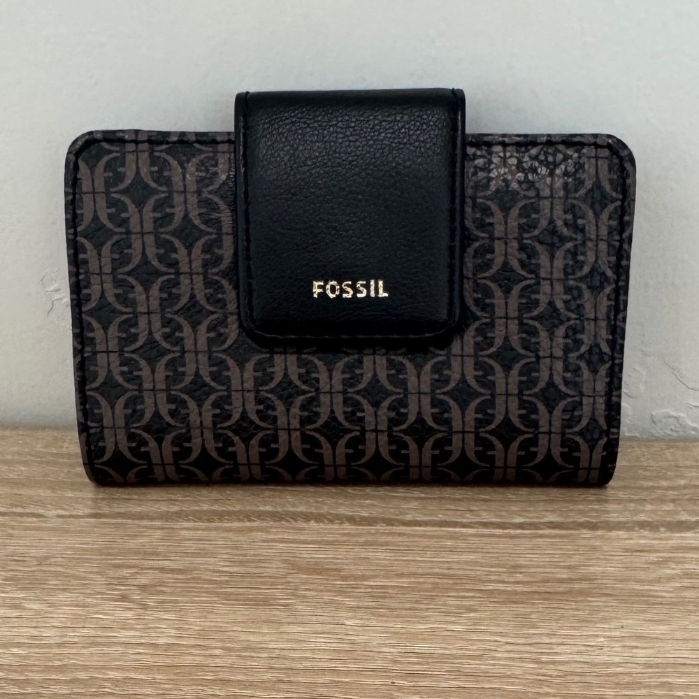Fossil Madison Slim Clutch Wallet Black Brown Geometric Logo Print Bifold Vegan